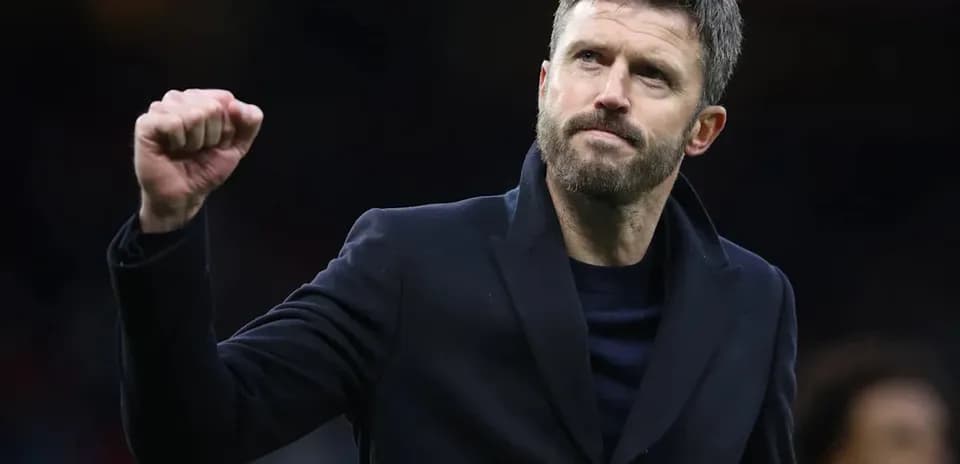 Entrenador levantando el puño en celebración