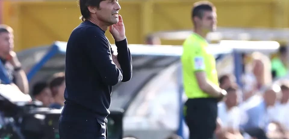 Entrenador dirigiendo desde la línea de banda