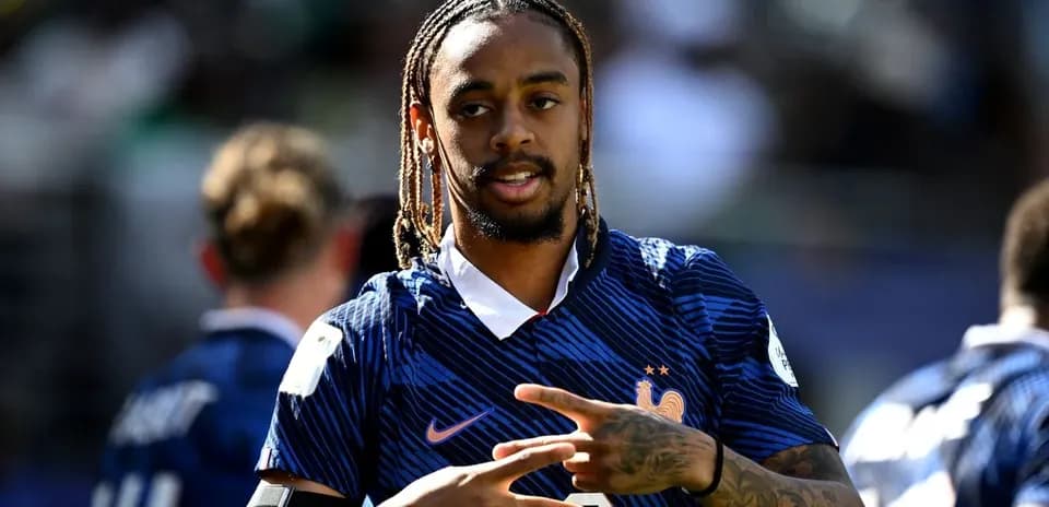 Jugador con camiseta de Francia haciendo un gesto