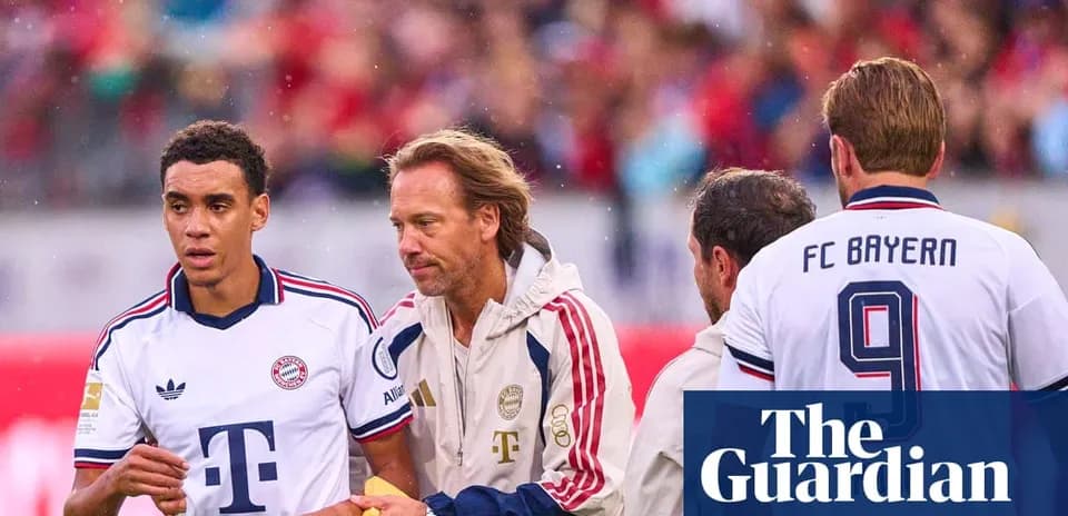Jugador de Bayern siendo atendido por el personal médico