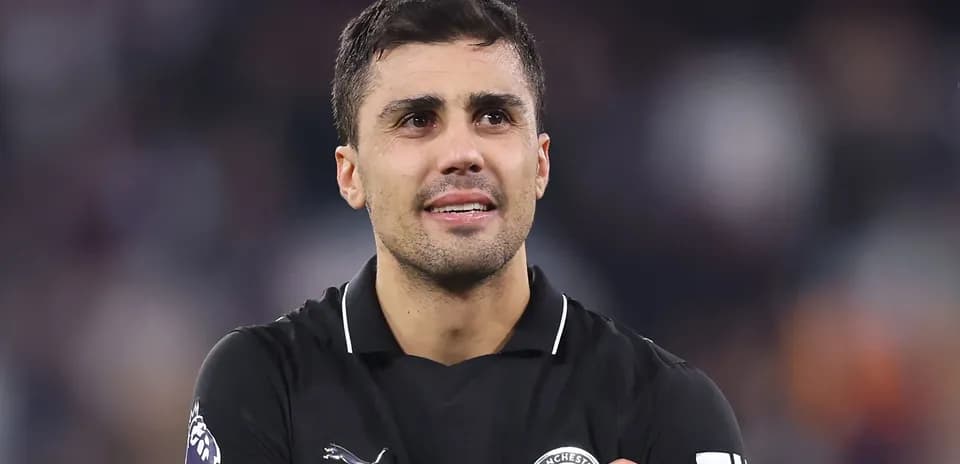 Jugador de fútbol en uniforme negro sonriendo