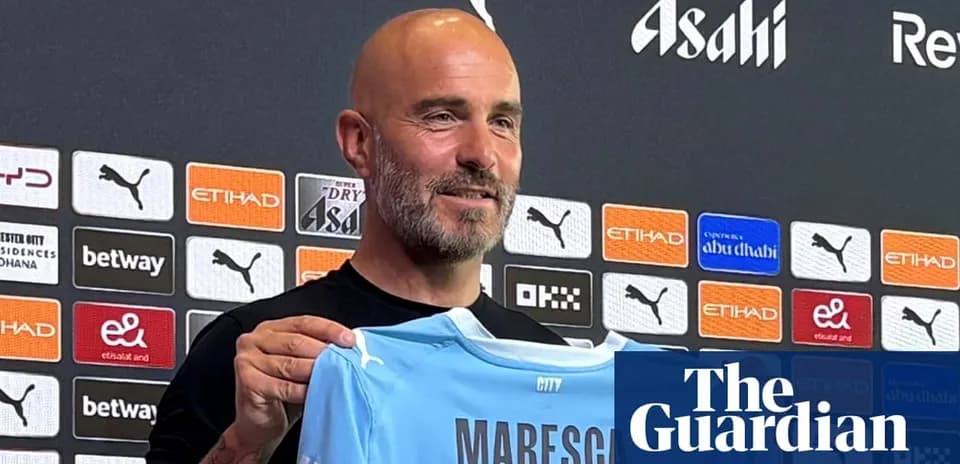 Entrenador presenta la camiseta de su nuevo equipo
