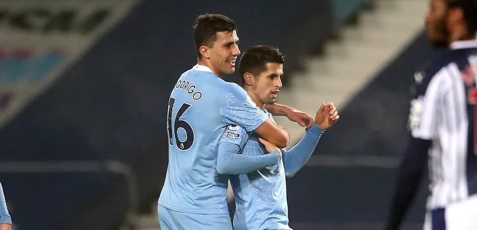 Jugadores celebrando un gol durante el partido