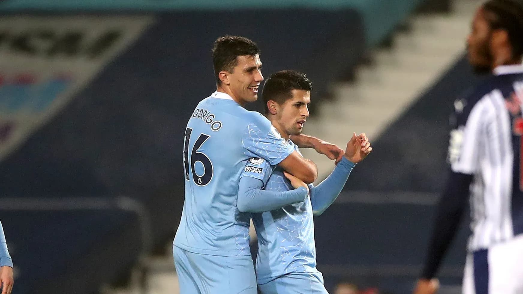 Jugadores celebrando un gol durante el partido