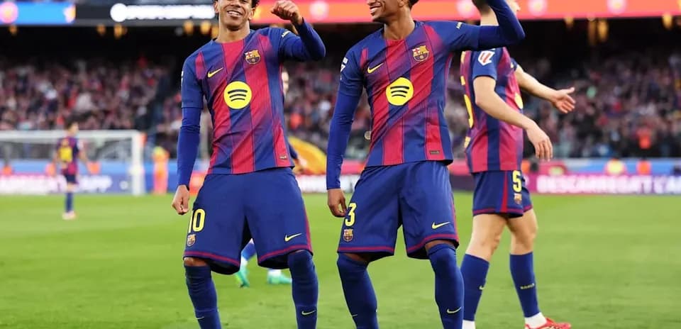 Jugadores del FC Barcelona celebrando en el campo