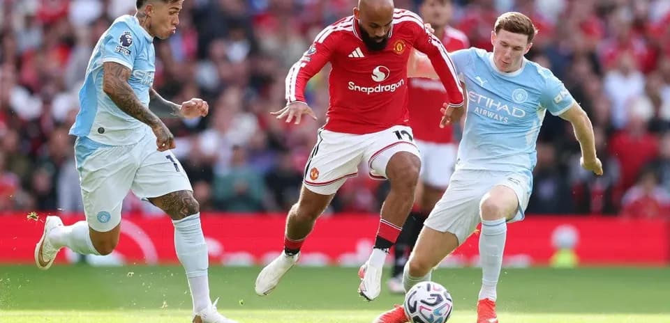 Jugadores de Manchester United y Manchester City luchando por el balón