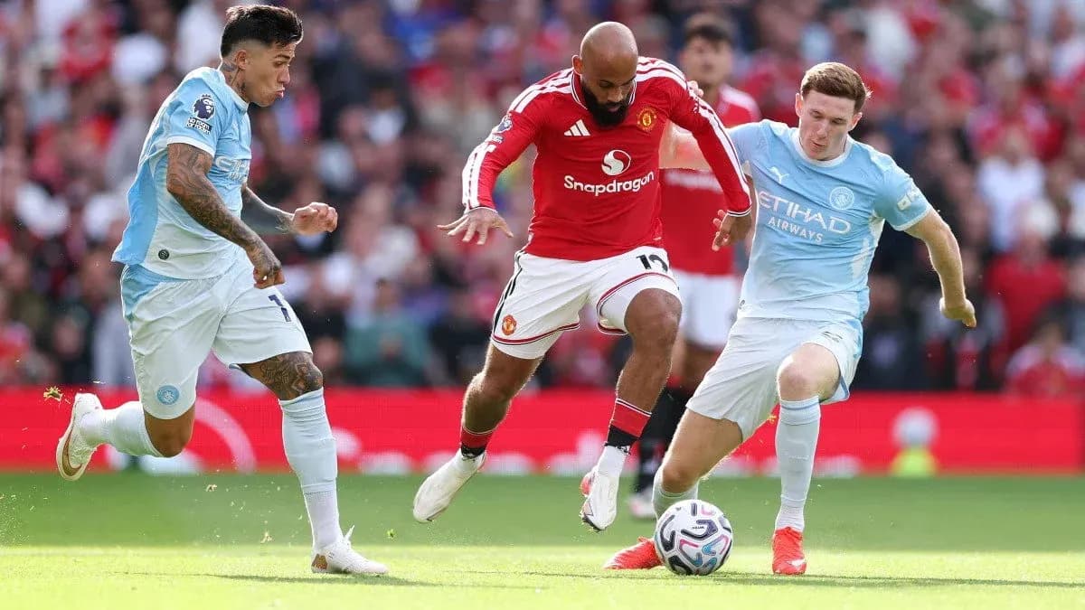Jugadores de Manchester United y Manchester City luchando por el balón