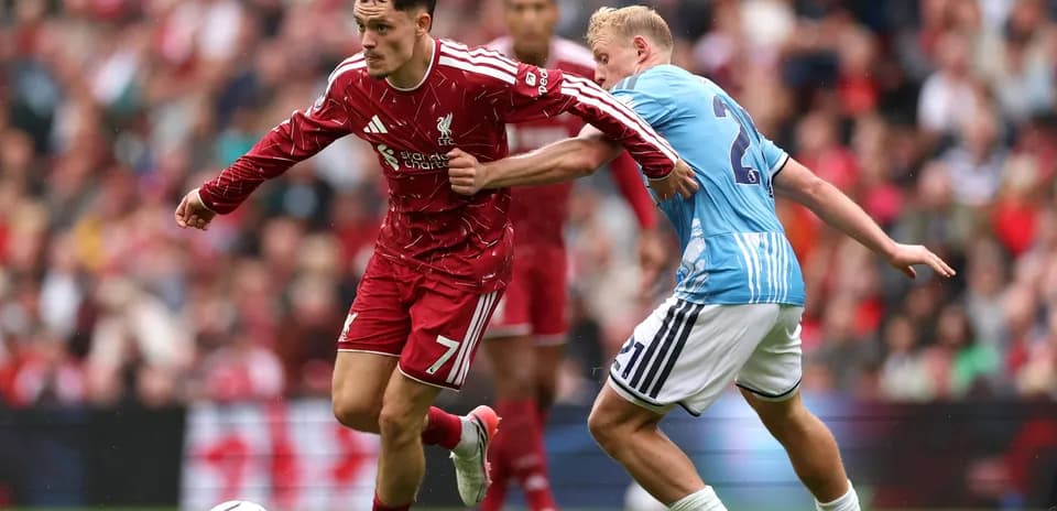 Jugador de Liverpool driblando a un oponente