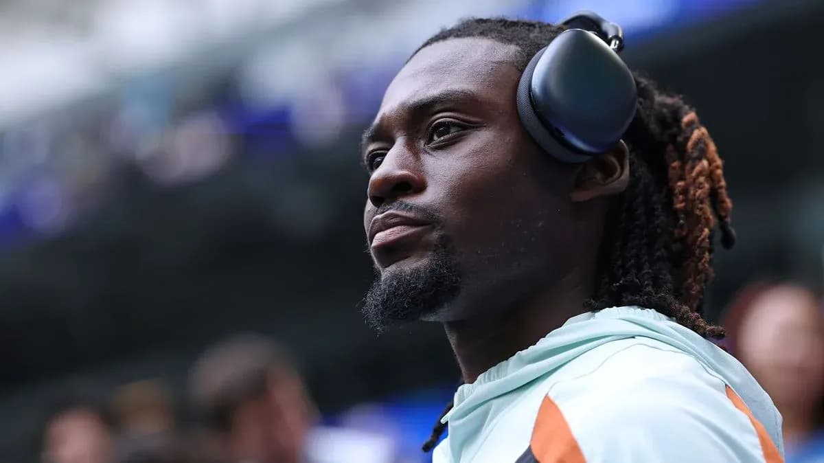 Jugador con auriculares en el estadio