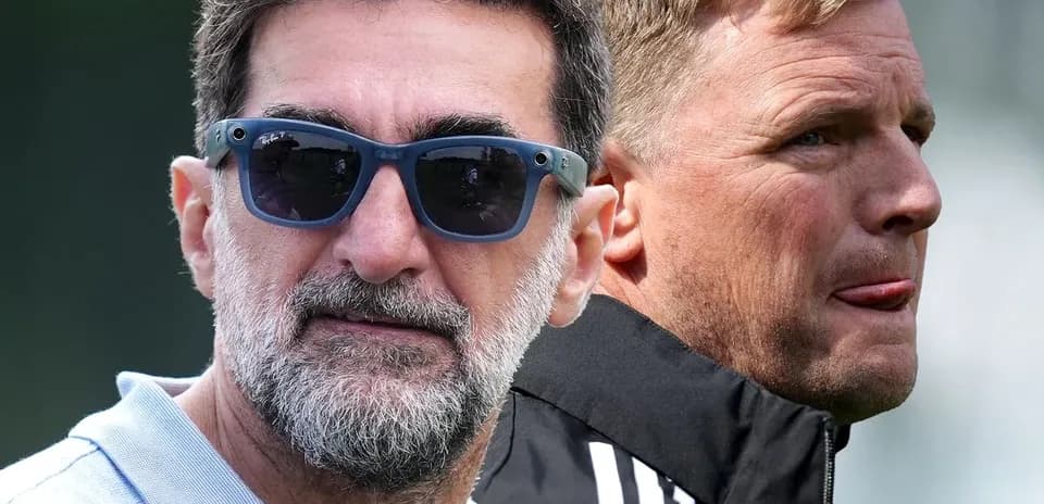 Dos entrenadores observando el entrenamiento en el campo