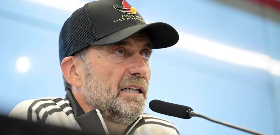 Entrenador hablando en rueda de prensa