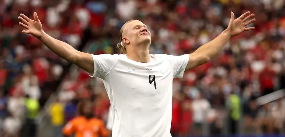 Jugador celebrando con los brazos en alto en el campo