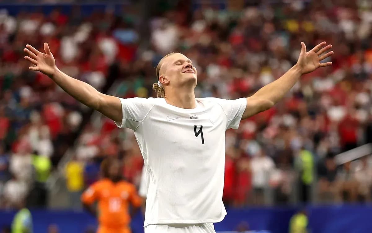 Jugador celebrando con los brazos en alto en el campo