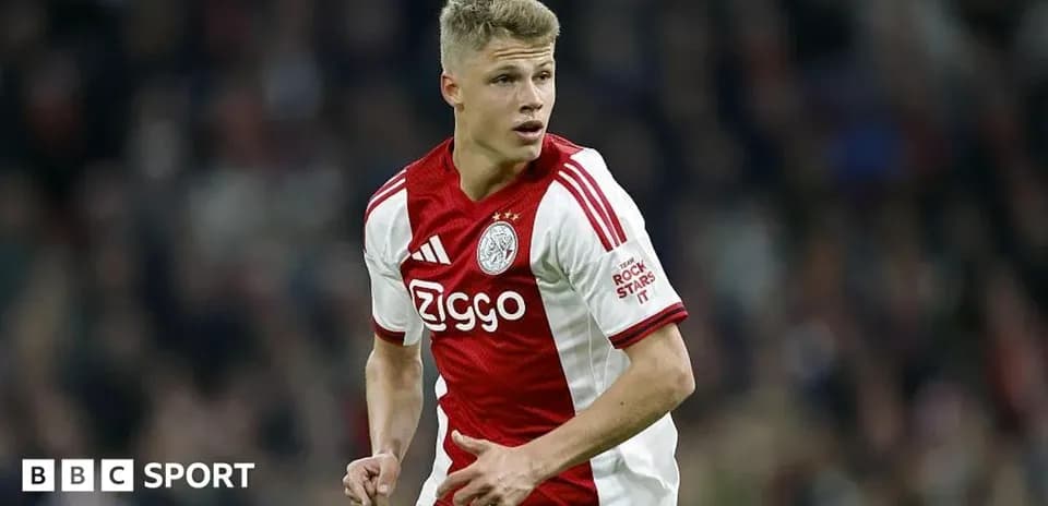 Jugador de Ajax corriendo durante un partido