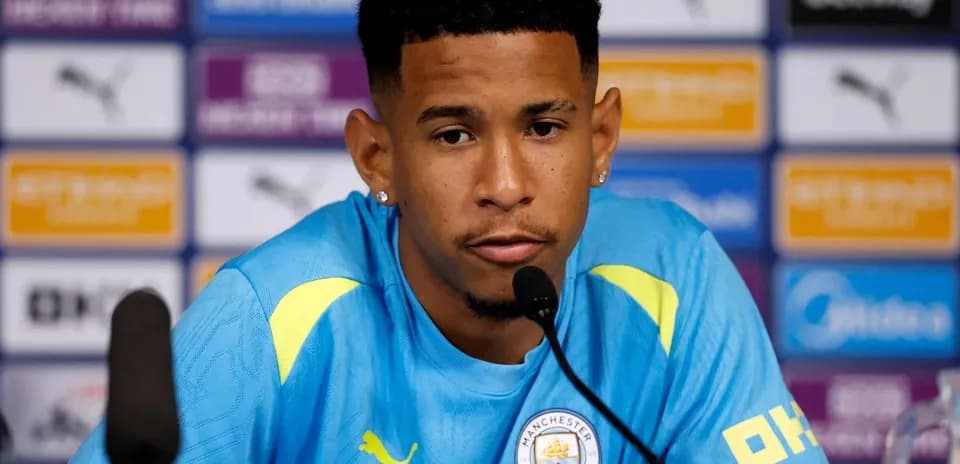 Jugador en rueda de prensa con camiseta de Manchester City