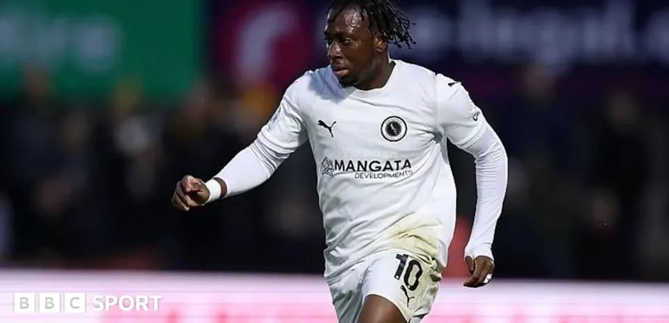 Jugador corriendo con camiseta blanca durante el partido