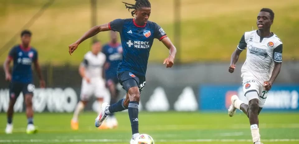 Jugador de FC Cincinnati II driblando en la lluvia