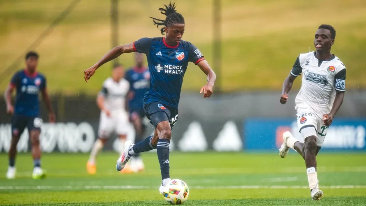 Jugador de FC Cincinnati II driblando en la lluvia
