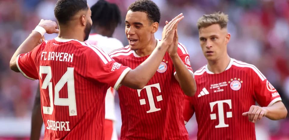 Jugadores de Bayern Múnich celebrando un gol juntos