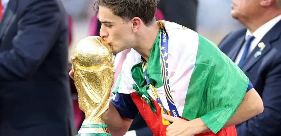 Jugador besando el trofeo de la Copa del Mundo