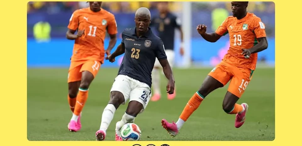 Jugador ecuatoriano driblando entre dos rivales marfileños
