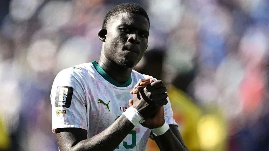 Jugador de fútbol con uniforme de Senegal en el campo