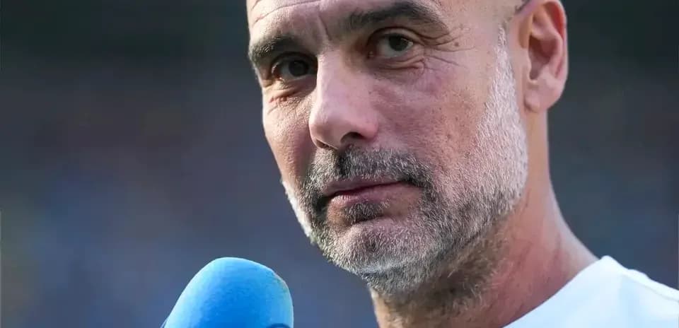 Entrenador hablando en conferencia de prensa