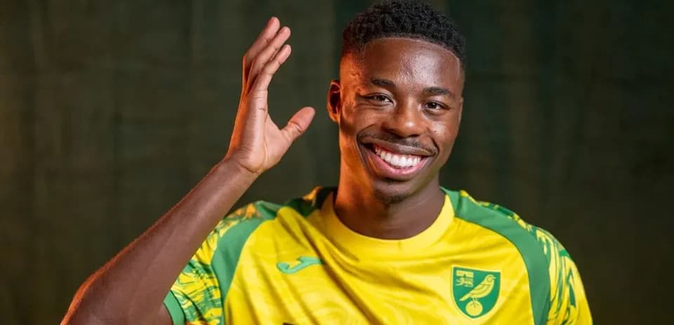 Jugador de Norwich City saludando con una sonrisa