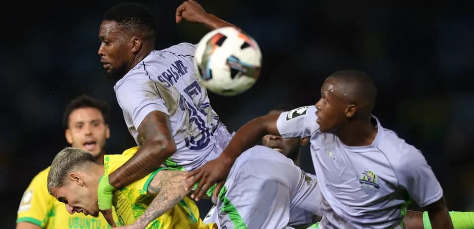 Jugadores compitiendo por el balón en acción