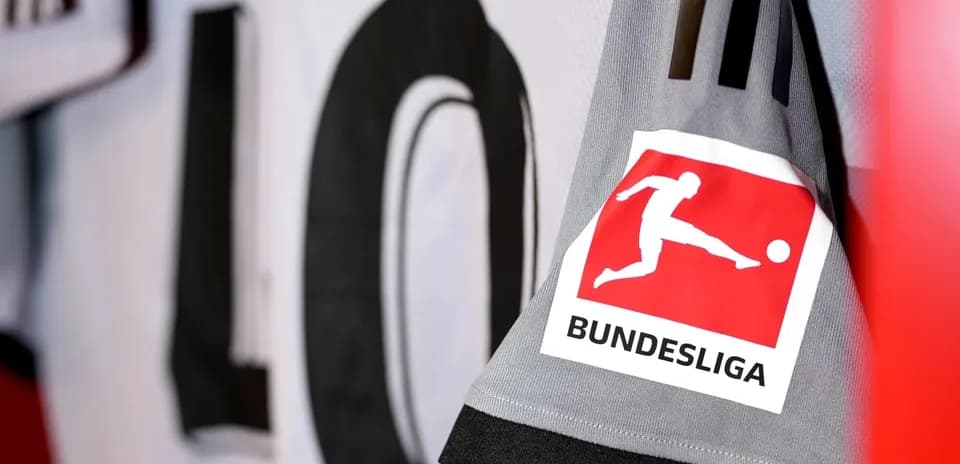 Detalle de camiseta con logo de Bundesliga