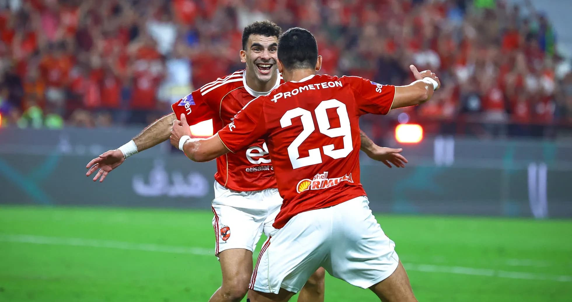 Jugadores celebrando un gol en el partido
