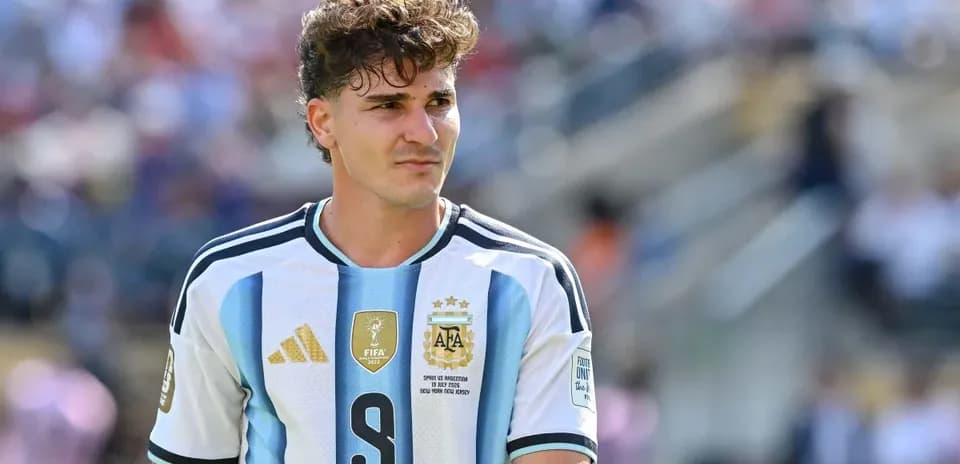 Jugador de Argentina con camiseta de fútbol en el campo