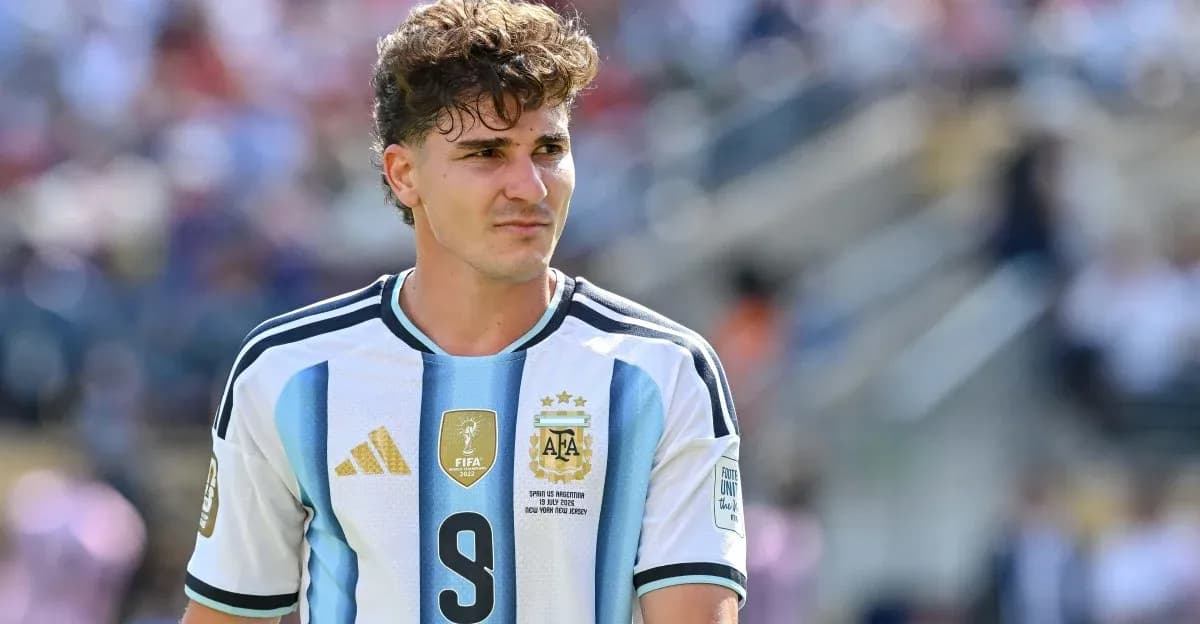 Jugador de Argentina con camiseta de fútbol en el campo