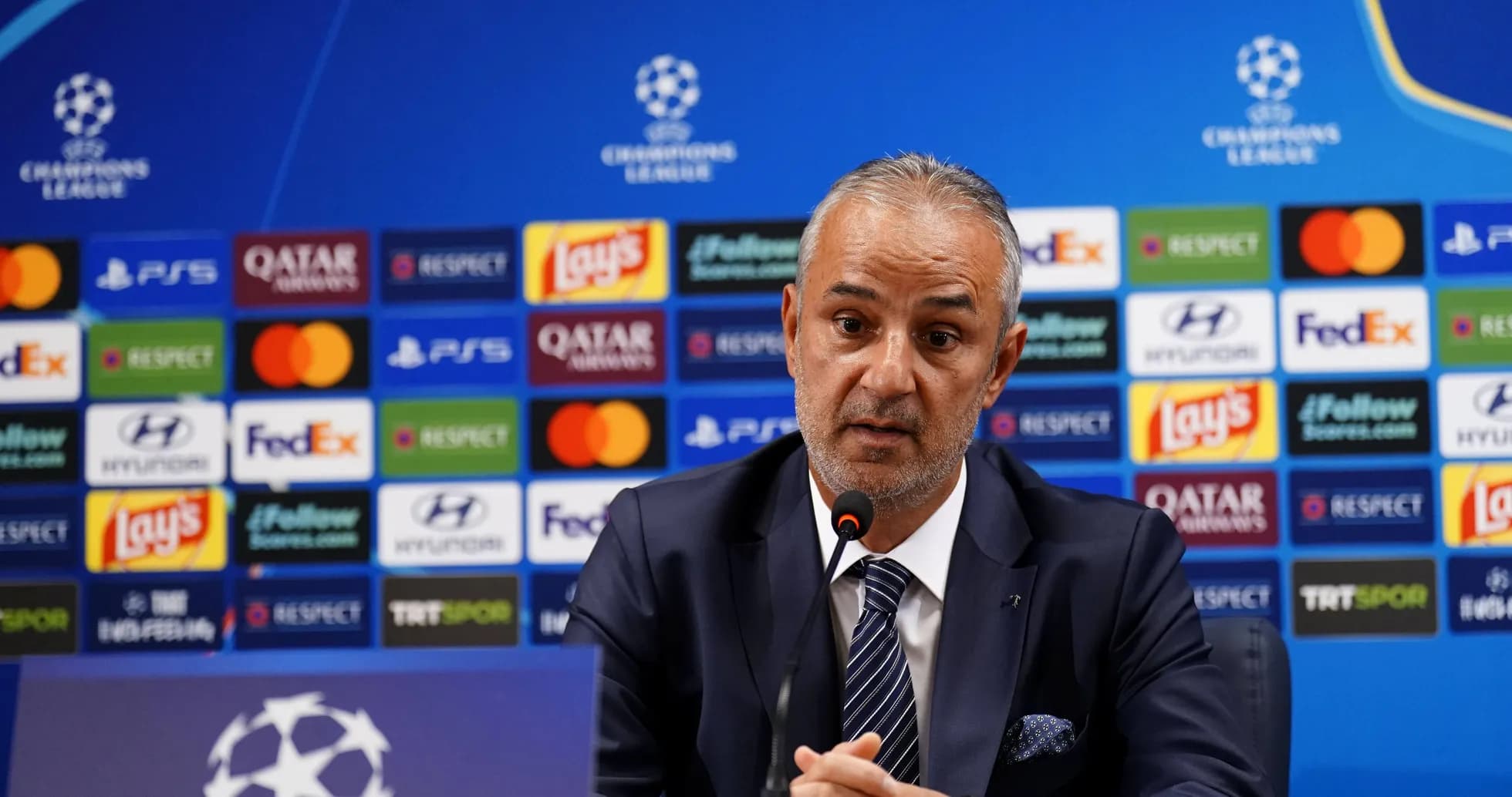 Entrenador hablando en conferencia de prensa de Champions League