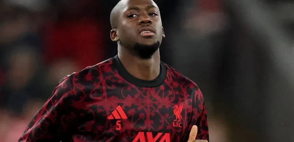 Jugador de Liverpool con camiseta negra en el campo
