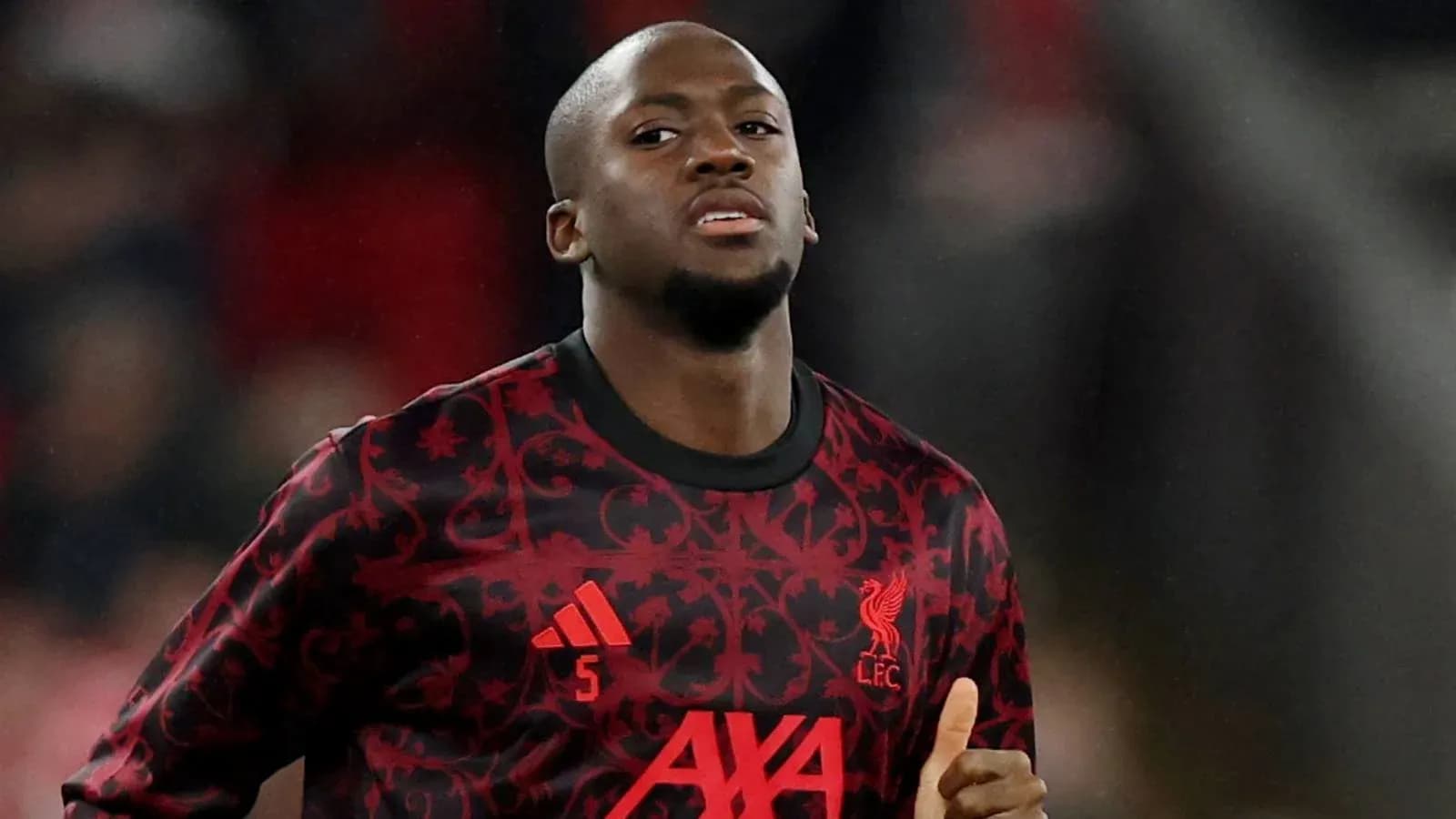 Jugador de Liverpool con camiseta negra en el campo