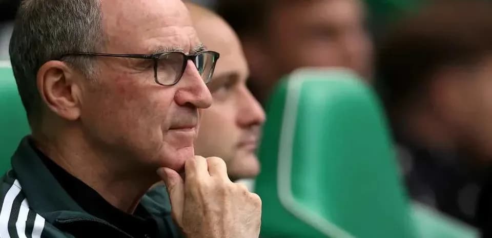 Entrenador observando desde el banquillo durante el partido