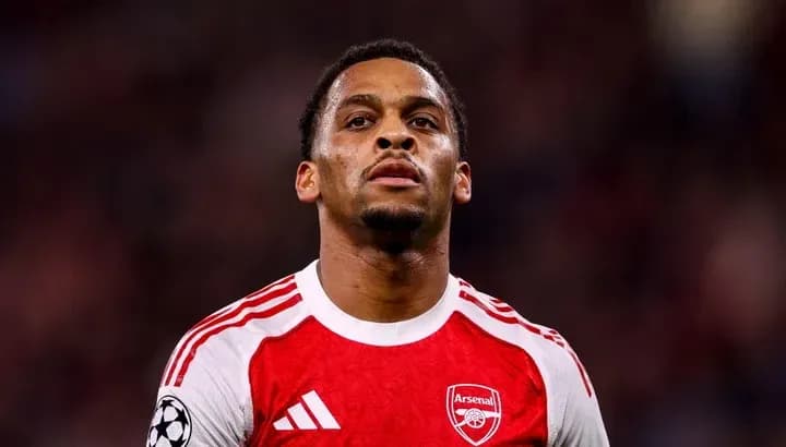 Jugador de Arsenal en acción durante partido