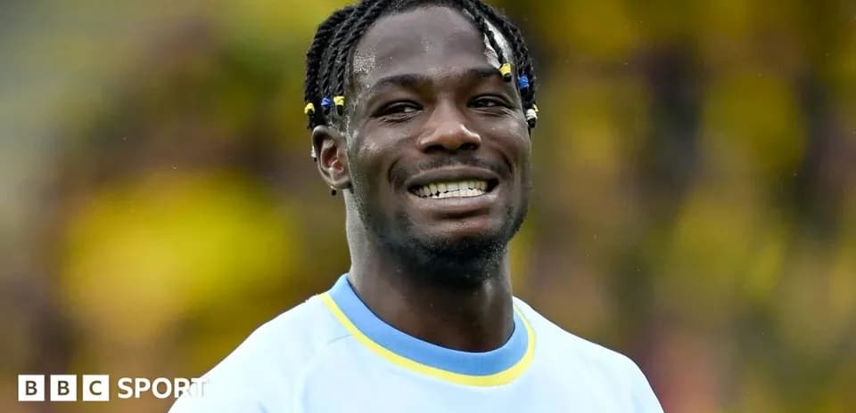 Jugador sonriendo durante el partido en el campo