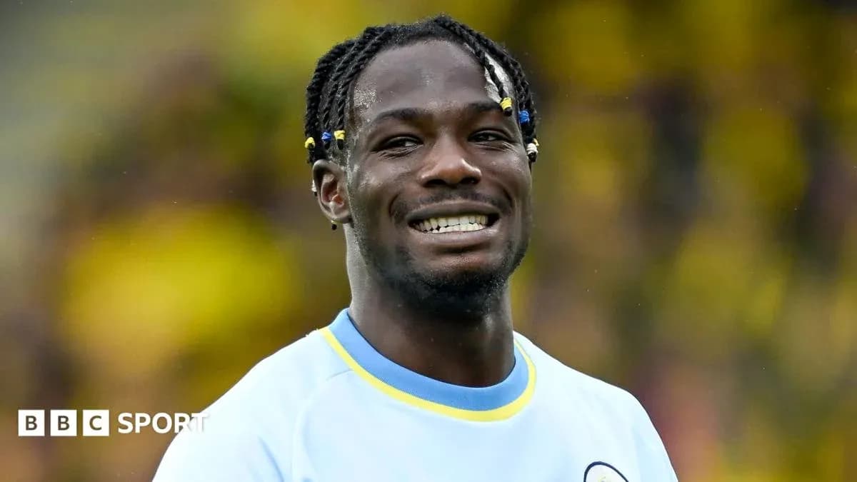 Jugador sonriendo durante el partido en el campo