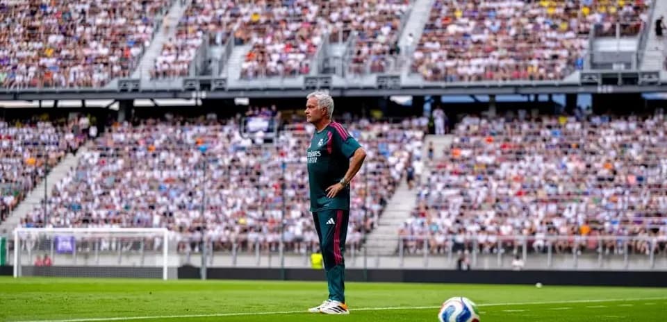 Entrenador en la línea de banda durante el partido