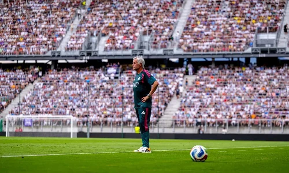 Entrenador en la línea de banda durante el partido