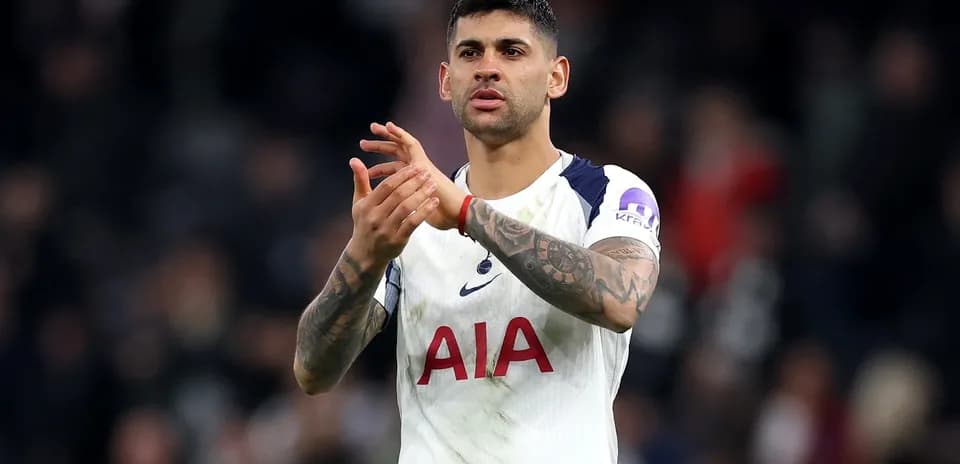 Jugador aplaudiendo tras el partido en el estadio