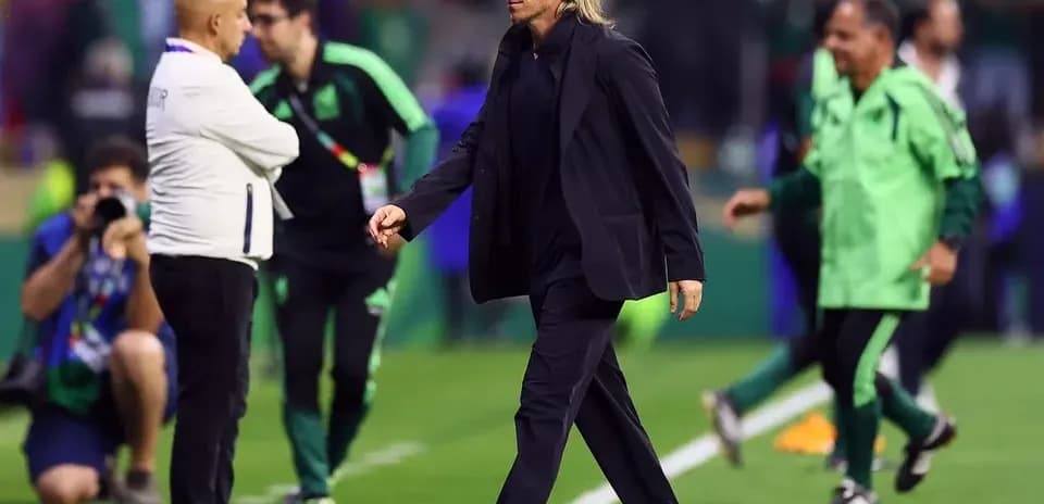 Entrenador caminando en el campo tras el partido