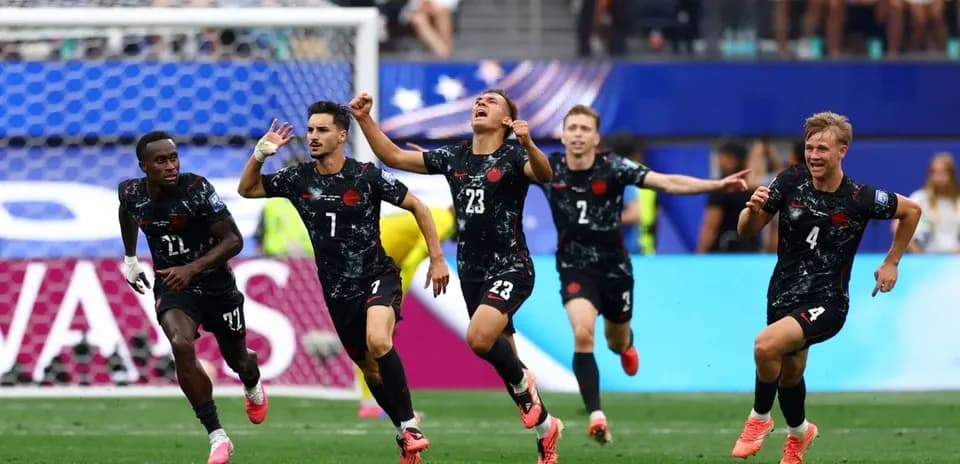 Jugadores celebrando un gol en un partido de fútbol