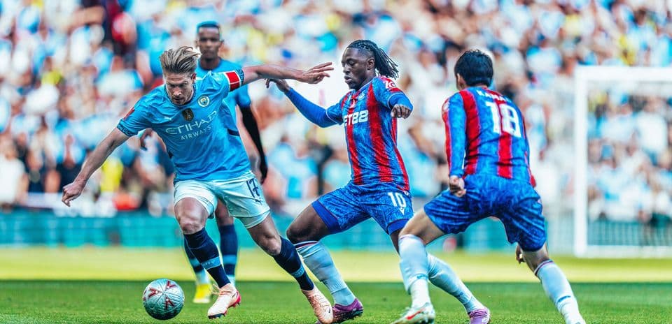 Jugador de Manchester City en acción contra Crystal Palace