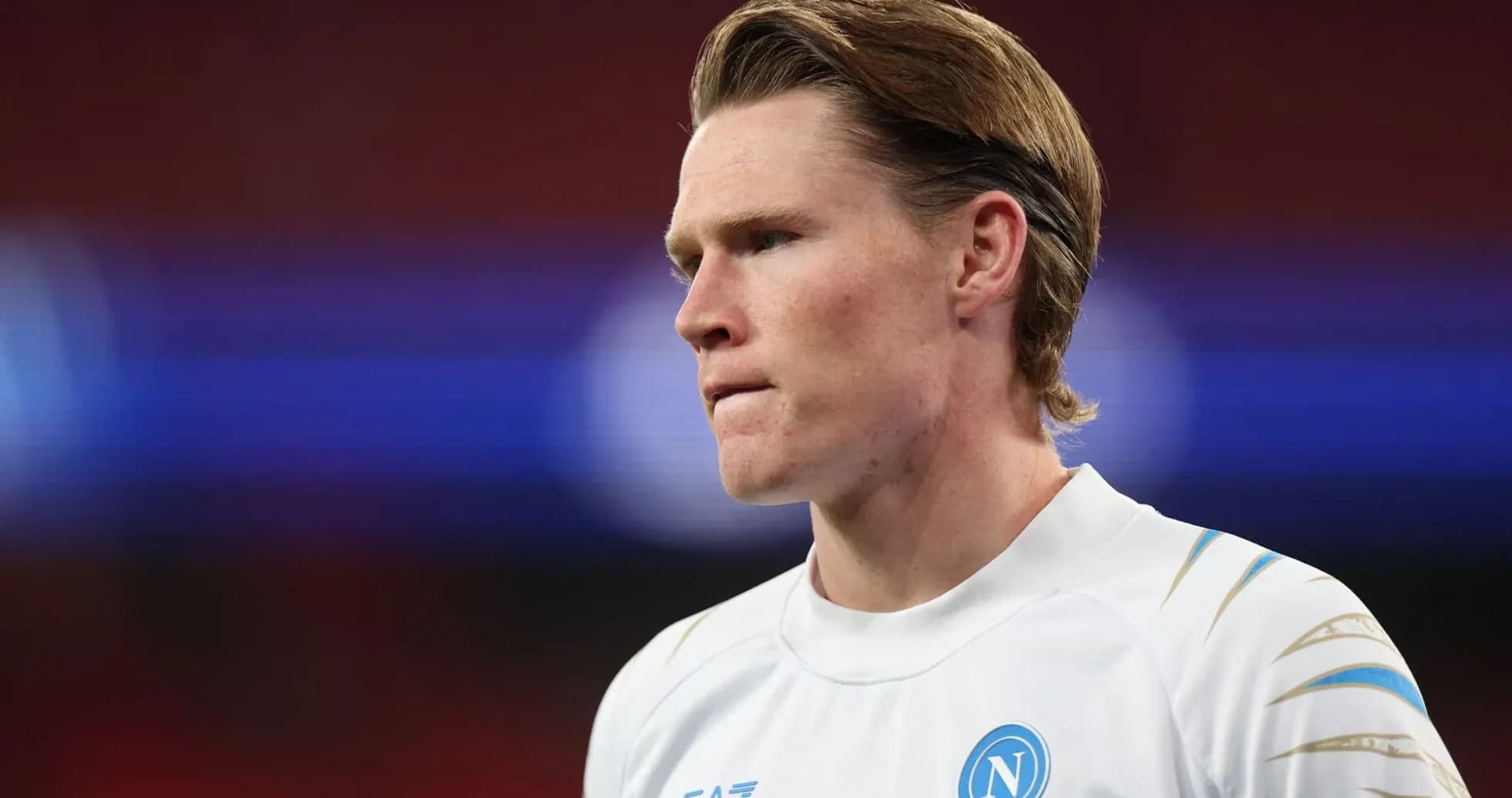 Jugador de Napoli en uniforme durante partido