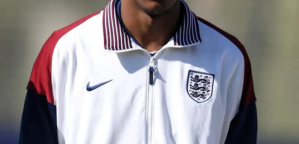 Jugador con chaqueta de entrenamiento de Inglaterra