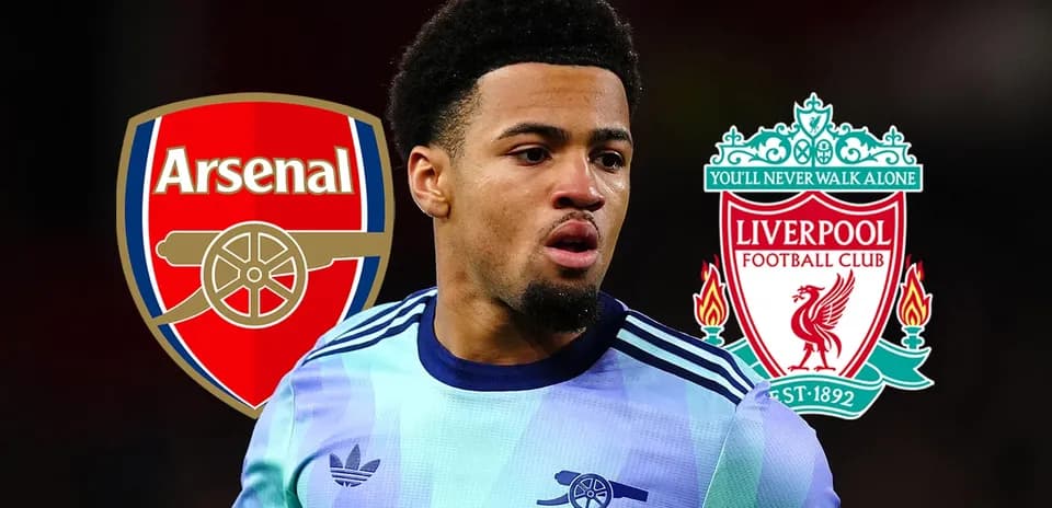 Jugador con camisetas de Arsenal y Liverpool