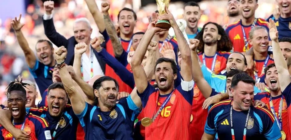 Equipo de España celebrando con el trofeo del Mundial